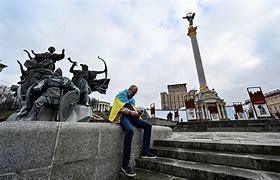 Guerre en Ukraine, les réseaux sociaux tentent de contrecarrer les "fake news"
