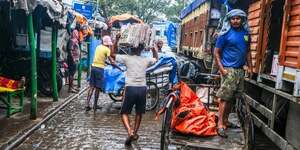 A Calcutta en Inde, des hommes remplacent les camions de marchandises afin de dEcongestionner le centre-ville