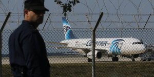 Boeing de la compagnie aérienne EgyptAir forcé d'atterrir à l'aéroport de Larcana (Chypre) le 29 mars 2016