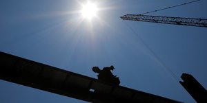 BTP : un ouvrier travaille sur un nouveau building durant une vague de chaleur à Boston, Massachusetts (États-Unis), le 2 juillet 2018