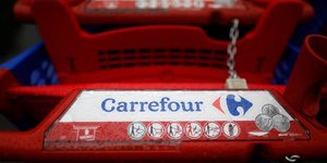 Carrefour ralentit en 2017, prevision de resultat encore abaissee