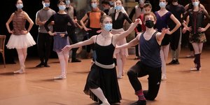 Coronavirus : Des danseurs portant un masque se produisent sur scne durant une rptition du ballet de Don Quichotte au Thtre de l'Opra  Nice, le 10 dcembre 2020