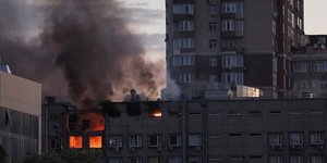 De la fumee s'eleve d'un batiment apres une frappe de drone russe a kyiv, en ukraine