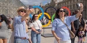 Depuis les Jeux olympiques de Paris 2024, la France enregistre des donnEes records en matiEre de tourisme. Tant et si bien que l& 39 on cherche A prolonger au maximum cet & 34 effet JO& 34 .