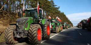 Des agriculteurs polonais bloquent l& 39 autoroute frontaliere allemande