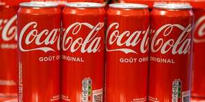 Des canettes de coca-cola sont exposees sur une etagere dans un supermarche au bourget