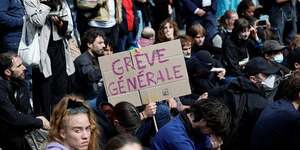 Des manifestants brandissent une pancarte & 34 GrEve gEnErale& 34 lors d& 39 une mobilisation syndicale devant la Gare du Nord, A Paris.