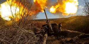 Des militaires ukrainiens tirent un canon de campagne remorque de 130 mm m-46 sur une ligne de front pres de soledar