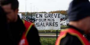Des salariEs d& 8217 Amazon en grEve pour les salaires dans l& 8217 Essonne.