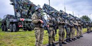 Des soldats ukrainiens et allemands devant des missiles de défense aérienne Patriot
