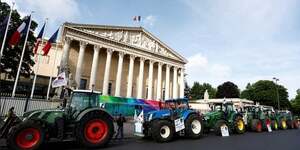 Des tracteurs sont garEs devant le Parlement franCais, l& 39 AssemblEe nationale, alors que les agriculteurs franCais se rassemblent pour manifester et demander aux lEgislateurs d& 39 adopter un projet de loi qui assouplirait les restrictions sur l& 39 utilisation des pesticides et de l& 39 eau dans l& 39 agriculture, A Paris, en France, le 26 mai 2025