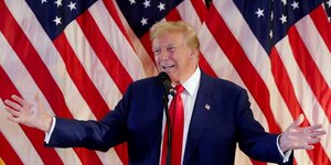Donald trump fait des gestes alors qu'il s'exprime lors d'une conference de presse a la trump tower a new york