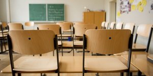 école, salle de classe vide, chaise, écolier, bureau,