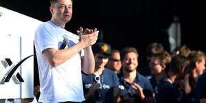 Elon Musk, fondateur, chef de la direction et designer principal de SpaceX et cofondateur de Tesla, félicite WARR Hyperloop de l'Université technique de Munich en Allemagne après avoir remporté le SpaceX Hyperloop Pod Competition II à Hawthorne, en Californie