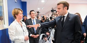 Emmanuel Macron, lors d'une visite avec les salaris de l'usine AstraZeneca  Dunkerque