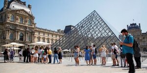France/tourisme: l'ete "fonctionne bien", des difficultes encore a paris, dit lemoyne