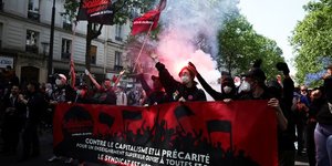 France: un 1er-mai tres politique avant le "troisieme tour" des legislatives