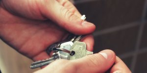 Immobilier. Une paire de clé dans les mains d'un acquéreur, potentiel primo-accédant
