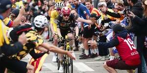 Jonas Vingegaard et Tadej Pogacar, lors de l& 39 Etape reliant Pau A Luchon-SuperbagnEres, hier.