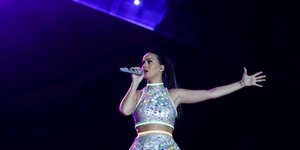 Katy perry en tete du classement annuel forbes des chanteuses les mieux payees