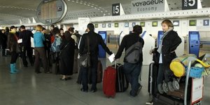 LA CE VEUT PREVENIR L& 39 ENGORGEMENT DES AEROPORTS EUROPEENS