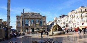 La Place de la Comédie, qui s'étend sur 13 000 m2, dont 20 % de commerces, va être réaménagée
