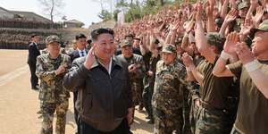Le dirigeant nord-coreen kim jong un visite une base d& 39 entrainement militaire