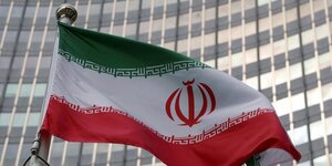 Le drapeau iranien flotte devant le siege de l'agence internationale de l'energie atomique (aiea) a vienne, en autriche