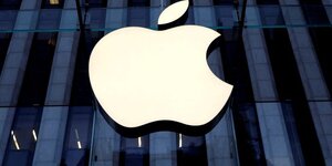 Le logo d'apple inc. a l'entree de l'apple store sur la 5e avenue a manhattan, new york, etats-unis