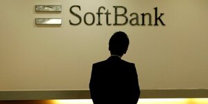 Le logo de softbank group corp au siege de la societe a tokyo
