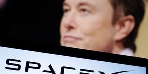 Le logo de spacex et la photo d'elon musk