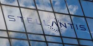 Le logo de stellantis sur le batiment de l& 39 entreprise a poissy