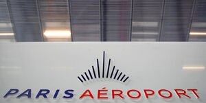 Le logo du groupe adp est visible a l'aeroport d'orly