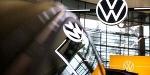 Le logo volkswagen a wolfsburg, allemagne