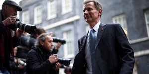 Le ministre britannique des finances, jeremy hunt, devant le 10 downing street