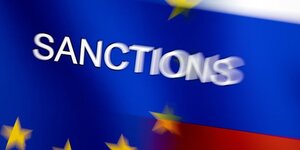 Le mot "sanctions" est affiche sur les drapeaux de l'ue et de la russie