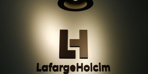 Le nouveau logo de la compagnie LafargeHolcim au siège de Zurich, en Suisse