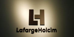 Le nouveau logo de la compagnie LafargeHolcim au siège de Zurich, en Suisse