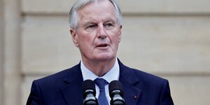 Le nouveau premier ministre francais michel barnier assiste a la ceremonie de passation des pouvoirs a l& 39 hotel matignon a paris