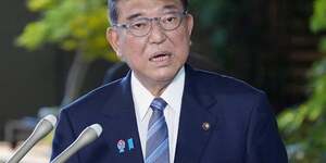 Le premier ministre japonais shigeru ishiba s& 39 adresse aux medias dans son bureau a tokyo