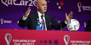 Le president de la federation internationale de football (fifa), gianni infantino, lors d'une conference de presse a doha, au qatar