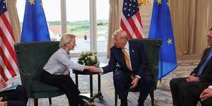 Le president des etats-unis donald trump serre la main de la presidente de la commission europeenne ursula von der leyen, apres l& 39 annonce d& 39 un accord commercial entre les etats-unis et l& 39 union europeenne, a turnberry, en ecosse, au royaume-uni.