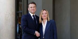 Le president francais emmanuel macron accueille la premiere ministre italienne giorgia meloni a paris