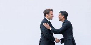 Le president francais, emmanuel macron, serre la main du premier ministre britannique, rishi sunak lors du sommet de la cop27