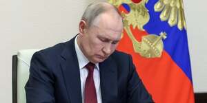 Le president russe vladimir poutine preside une reunion sur la production de metaux rares par liaison video depuis sa residence en dehors de moscou
