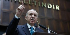 Le president turc tayyip erdogan s'adresse aux membres de l'akp, le parti au pouvoir, lors d'un meeting a ankara