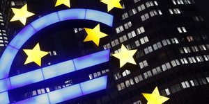 Le symbole de l& 39 euro illumine de nuit devant le siege de la banque centrale europeenne  bce  a francfort.