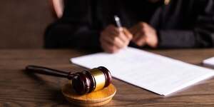 Le tribunal de commerce fait peur car il est volontiers assimilé à la faillite des entreprises, alors qu'il a également un véritable rôle sur la prévention des difficultés des entreprises.