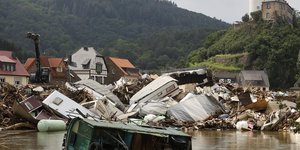 Les inondations en europe devraient couter 2 a 3 milliards de dollars aux reassureurs, dit berenberg