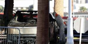 Les restes d'un tesla cybertruck qui a brule a l'entree de la trump tower, a las vegas